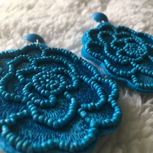 Acrylic Beaded Flower Lightweight Earrings - Picture 3 of 4